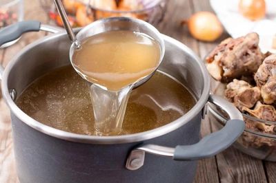 Nhiều người hầm xương cả tiếng vẫn không ngọt: Hóa ra sai ngay ở bước này