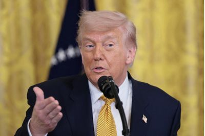 Vừa dọa 'đánh mạnh Iran đêm nay', ông Trump lại ra quyết định bất ngờ
