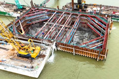 Ba trụ tháp chính của cầu dây văng hơn 7.300 tỷ dần lộ diện trên sông Hồng