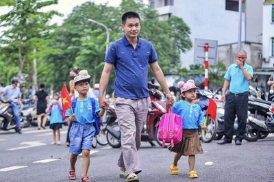 Đưa con khai giảng vài tiếng là đủ, đâu cần tăng 2 ngày nghỉ dịp 2/9