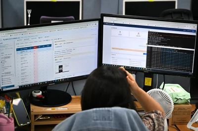 Nhân viên văn phòng kiệt sức vì phải làm 'vú em' cho robot