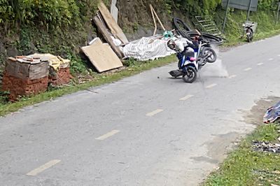 Đá lở từ vách núi ở Cao Bằng, rơi trúng người đi xe máy
