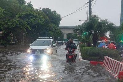 Đừng để cơn mưa làm 'ướt' nét duyên nơi phố thị