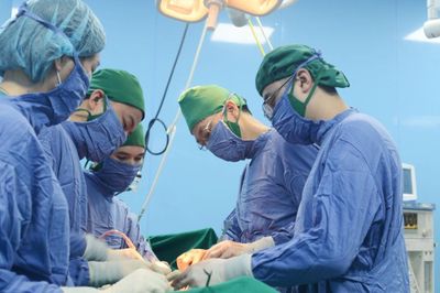 Ung thư đại trực tràng xâm lấn rộng vùng chậu, người đàn ông 58 tuổi được bảo tồn chức năng tiết niệu