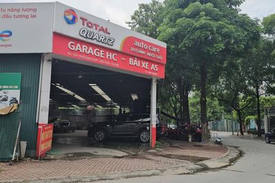 Hà Nội: Đất công quây rào, cắm biển 'cấm vi phạm' nhưng gara ô tô vẫn tấp nập kinh doanh