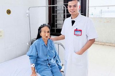 Uống thuốc nam hơn 10 năm, cụ bà mang khối sỏi thận khổng lồ như 'củ gừng'