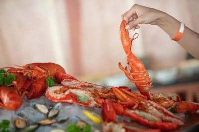 Lợi ích sức khỏe và những lưu ý quan trọng khi ăn tôm hùm thường xuyên