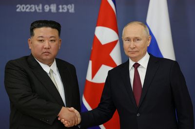 Ông Kim Jong Un cam kết luôn sát cánh cùng Nga