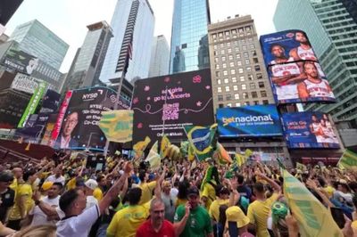 CĐV Brazil gây phản cảm khi nhắc tới Messi, Ronaldo
