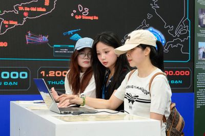 Người dân TP.HCM thử nhận diện tội phạm tại sự kiện 'Tổ quốc bình yên'