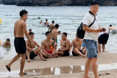Nhóm nữ du khách bức xúc vì bị quay lén khi mặc bikini ở biển Cát Bà