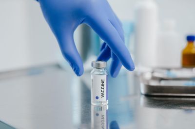 Vaccine AI đầu tiên trên thế giới thử nghiệm trên người ra sao?
