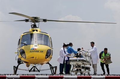Phía sau vụ người đàn ông bị bỏ lại đến suýt chết trên Everest
