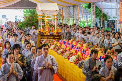 Người dân đội mưa dự lễ cầu siêu liệt sĩ ở công viên Lê Thị Riêng