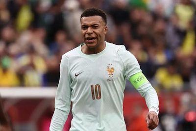 Áo World Cup của Nike bị chê lỗi, phải giặt hấp