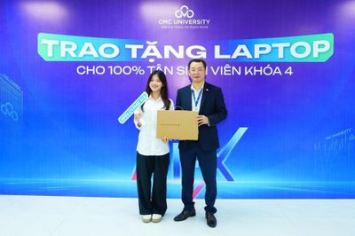 Đại học CMC tặng máy tính bảng cho tân sinh viên