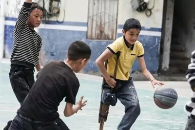 Cậu bé cụt một chân nổi tiếng nhờ tài chơi bóng rổ
