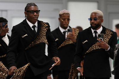 CHDC Congo gây sốt với bộ suit da báo
