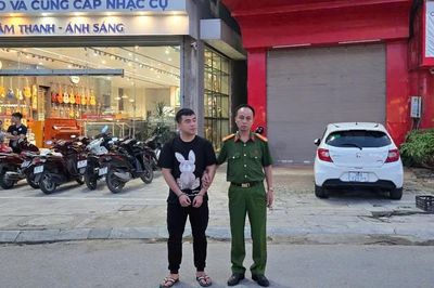 Tạm giữ tài xế taxi hành hung shipper giữa phố ở Thanh Hóa