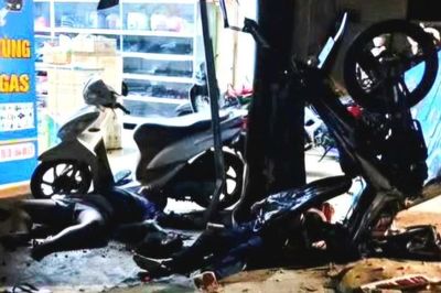 Đắk Lắk: Xe máy lao vào gốc cây ven đường khiến 1 người tử vong, 1 người bị thương nặng