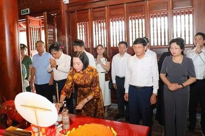 Phó Chủ tịch Quốc hội Nguyễn Thị Thanh dâng hương tưởng niệm Chủ tịch Hồ Chí Minh và các anh hùng liệt sĩ tại Điện Biên