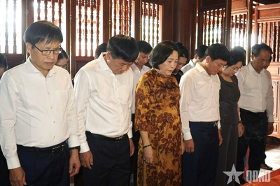 Phó chủ tịch Quốc hội Nguyễn Thị Thanh dâng hương tưởng niệm Chủ tịch Hồ Chí Minh và tri ân các liệt sĩ tại Điện Biên