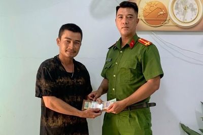 Nhặt được của rơi trả người đánh mất