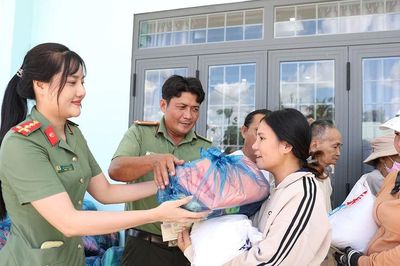 Công an An Giang trao 200 phần quà cho người dân có hoàn cảnh khó khăn