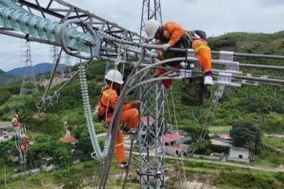 Giữ vững 'mạch máu' truyền tải điện miền Trung, tiếp sức cho miền Bắc trong cao điểm nắng nóng