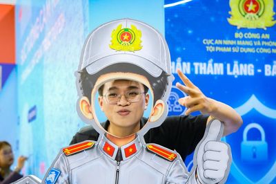 Người dân TPHCM xếp hàng thử 'đóng vai' chuyên gia an ninh mạng