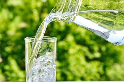 Bác sĩ nói sự thật về 'uống nhiều nước làm mòn sỏi thận'