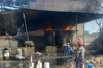 Cháy lớn nhà máy xử lý chất thải nguy hại ở TPHCM