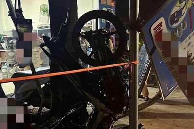 Hai thiếu niên 17 tuổi thương vong sau cú tông xe máy vào gốc cây