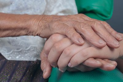 Mẹ chồng đột ngột nằm liệt, nàng dâu mới bất ngờ trước phản ứng của 5 anh chị