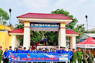 Ấn tượng 'áo xanh' tiếp sức mùa thi