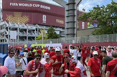 Sắc màu đa văn hóa bên ngoài sân vận động Toronto