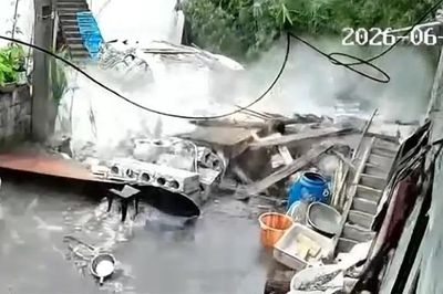 Nhà vệ sinh bất ngờ đổ sập, đè trúng người phụ nữ