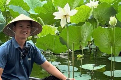 Ngắm bông sen 'sinh đôi' hiếm thấy ở Huế, hé lộ nghề kiếm tiền triệu từ sen