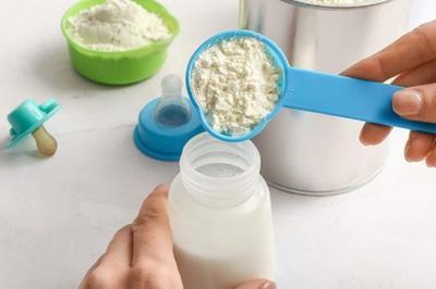 Một loại sữa bị thu hồi sau khi hàng chục trẻ nôn ói, tiêu chảy