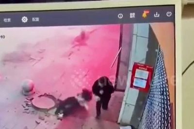Ném pháo xuống cống, bé gái 12 tuổi bị hất văng gần 10 mét