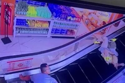 Nam thanh niên lao tới bấm nút khẩn cấp, cứu 2 mẹ con thoát nạn trên thang cuốn