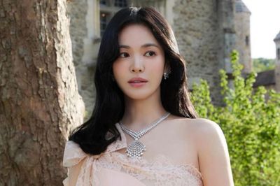 Song Hye Kyo gây sốt với ảnh cận mặt, nhan sắc tuổi 44 khiến dân mạng trầm trồ