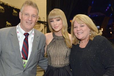 Taylor Swift bật khóc, nghẹn ngào nhắc đến bố mẹ giữa khoảnh khắc vinh quang nhất sự nghiệp