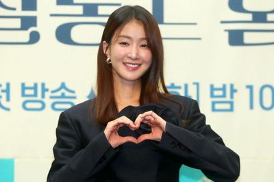 Nữ diễn viên Lee Si Young gây bất ngờ với cơ lưng săn chắc sau 7 tháng sinh con