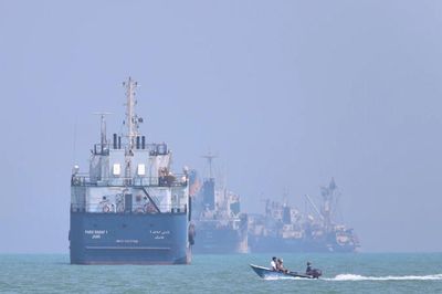 Vì sao hơn 100 triệu thùng dầu vẫn đi qua được eo biển Hormuz dù căng thẳng leo thang?