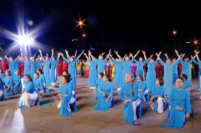 Hơn 500 phụ nữ Đà Nẵng đồng diễn dân vũ chào mừng Đại hội