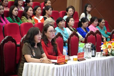 Hơn 300 phụ nữ phường Tân Đông Hiệp rèn luyện phong thái tự tin chào mừng Đại hội