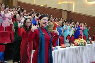 Hơn 300 phụ nữ phường Tân Đông Hiệp rèn luyện phong thái tự tin chào mừng Đại hội