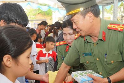 Người dân xã đảo tiền tiêu ấm lòng với 'Gian hàng 0 đồng - Vì bình yên Đất Mỏ'