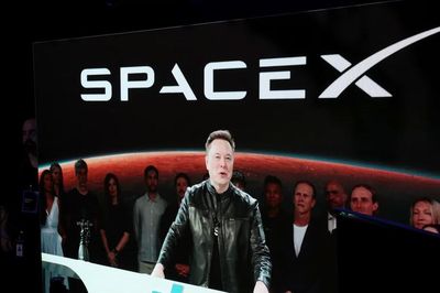 SpaceX bùng nổ ngày chào sàn, Elon Musk thành tỷ phú nghìn tỷ USD đầu tiên trên thế giới